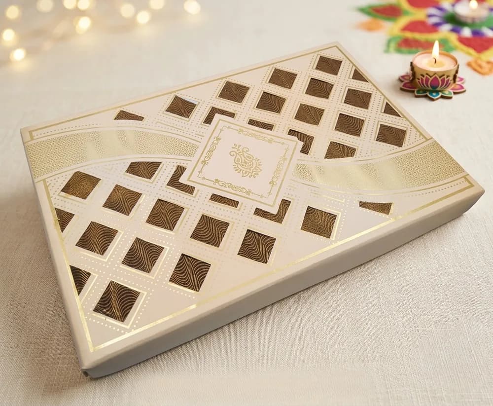 Design 104 — Kappa Box, 10×15 in · 600 g · 6 khana